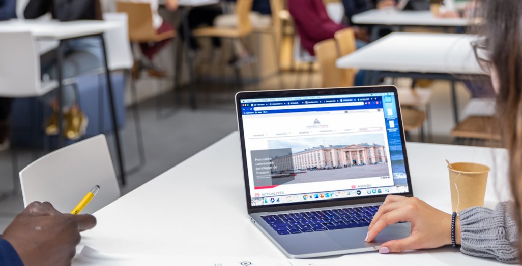 Etudiant devant un ordinateur