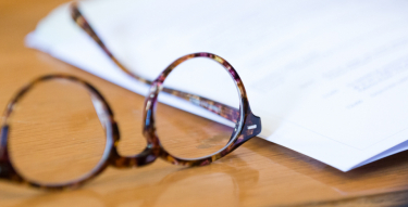 Visuel d'illustration - photo d'une paire de lunettes de vue posée sur une table
