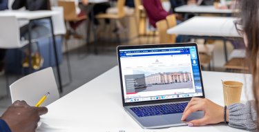 Etudiant devant un ordinateur