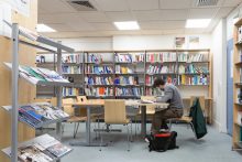  etudiant dans salle études cedoca bibliotheque