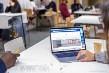 Etudiant devant un ordinateur